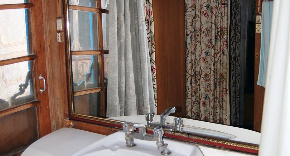 New Maxico Houseboat, Srinagar 4